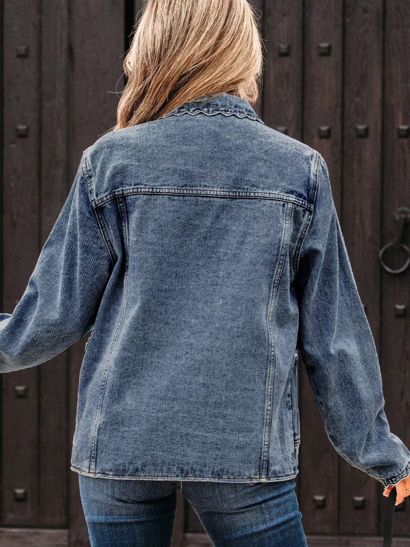 Stylish Scallop Trim Collar Denim Jacket with Patched Pockets