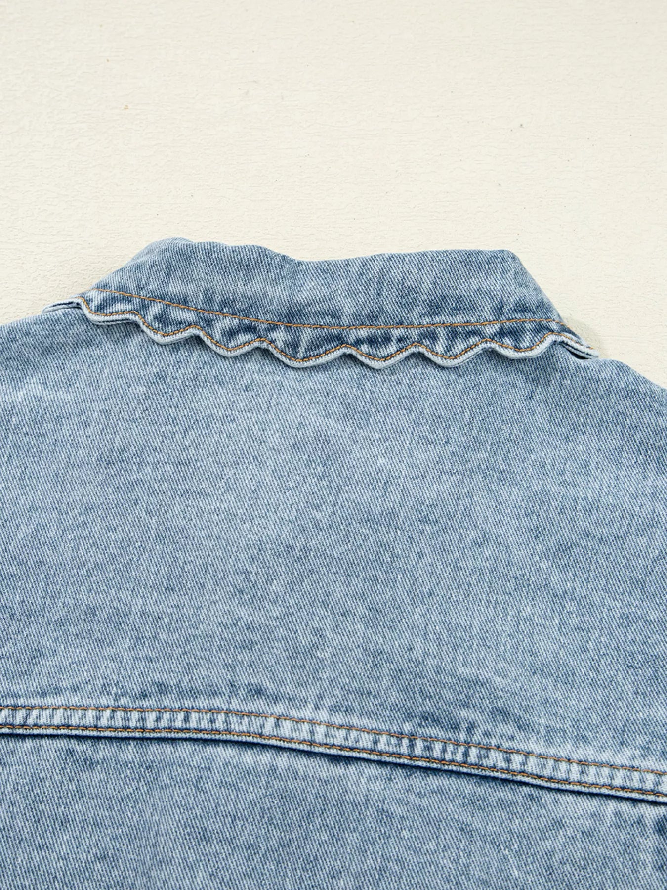 Stylish Scallop Trim Collar Denim Jacket with Patched Pockets